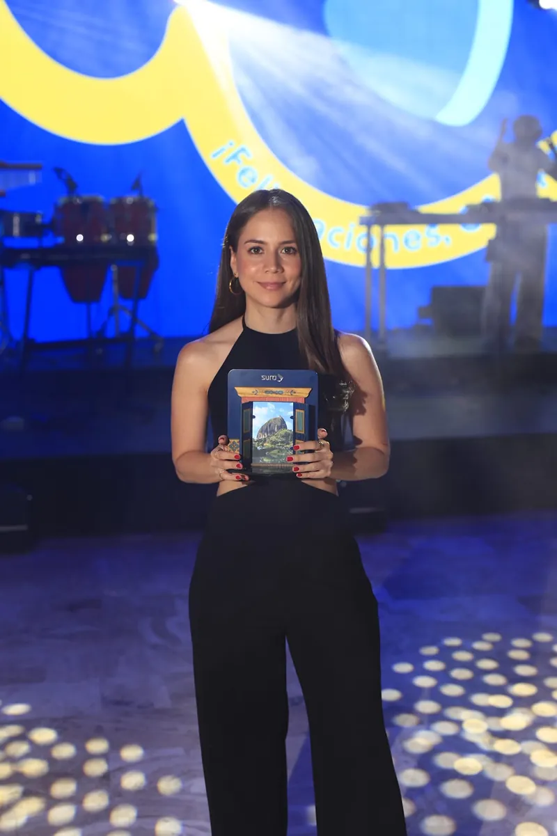 Juliana recibiendo reconocimiento del Reto SURA