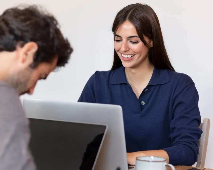 Profesionales independientes trabajando con laptop